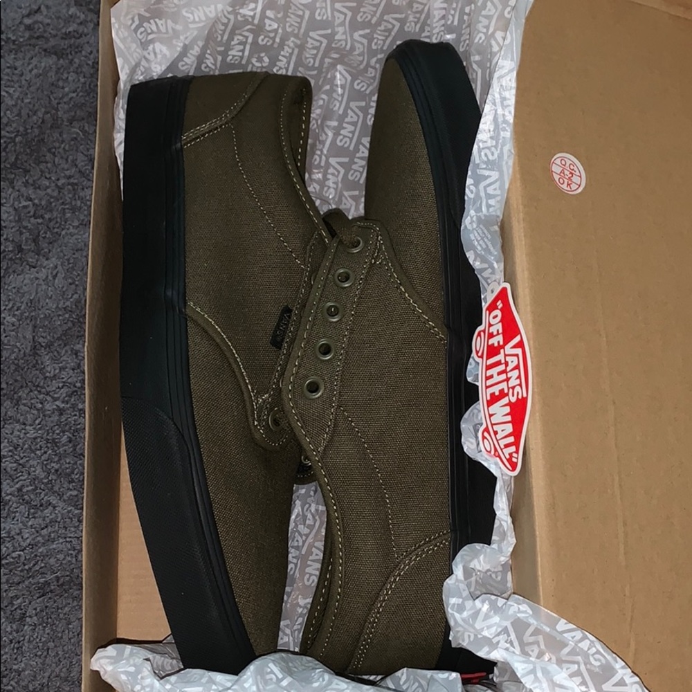 men’s army green and black vans.
